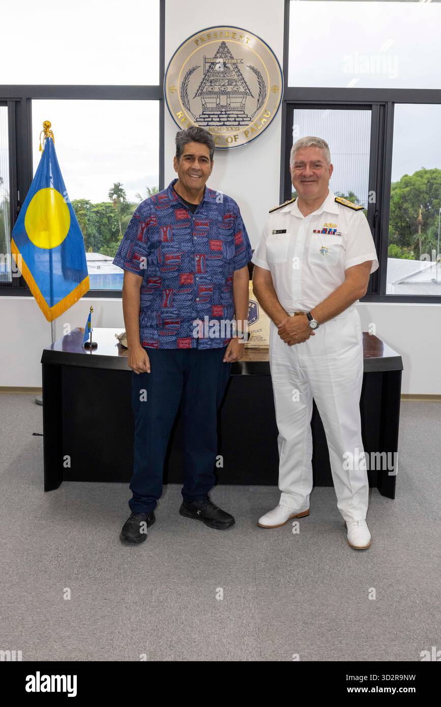 KOROR, Palau (29. September 2025) der Präsident der Republik Palau Surangel Whipps, Jr., Linke, begrüßt Commodore Jonathan Lett, der das US-Indo-Pacific Command vertritt, im Regierungsgebäude einer einzigen Anlaufstelle in Koror, Palau, zum zweijährlichen, bilateralen Treffen des Gemeinsamen Ausschusses zwischen den USA und Palau am 29. September. Die JCMs sind mit dem Pakt der freien Assoziation Titel III: Sicherheits- und Verteidigungsbeziehungen im Einklang und ermöglichen einen kontinuierlichen Dialog zwischen den Nationen, um die Sicherheit und Verteidigung in der Region zu verbessern. Dieses Treffen unterstreicht das gegenseitige Engagement für nationale Sicherheit, internationale Partnerschaft und Umwelt Stockfoto