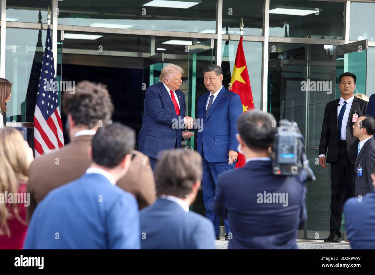 US-Präsident Donald J. Trump schüttelt dem Präsidenten der Volksrepublik China, Xi Jinping, am Flughafen Gimhae, Busan, Südkorea, die Hand. Oktober 30, 2025. Trump besuchte Südkorea als Teil seiner Reise durch Asien, wo er sich mit dem südkoreanischen Präsidenten Lee Jae Myung traf, um während des Asia Pacific Economic Cooperation Gipfels über Partnerschaften zu diskutieren. (Foto der US-Armee von Sgt. Daniela Lechuga Liggio) Stockfoto