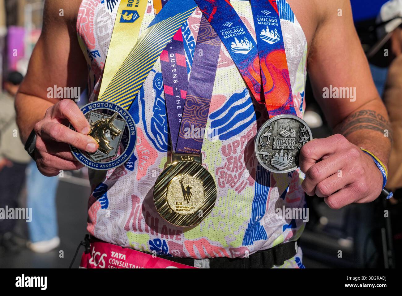 New York, New York, USA. November 2025. Montreal Kanada wohnt am Times Square und zeigt seine Medaillen nach Abschluss des TCS NYC Marathon. Er absolvierte den Boston Marathon, den TCS NYC Marathon und den Chicago Marathon. (Kreditbild: © Milo Hess/ZUMA Press Wire) NUR REDAKTIONELLE VERWENDUNG! Nicht für kommerzielle ZWECKE! Stockfoto