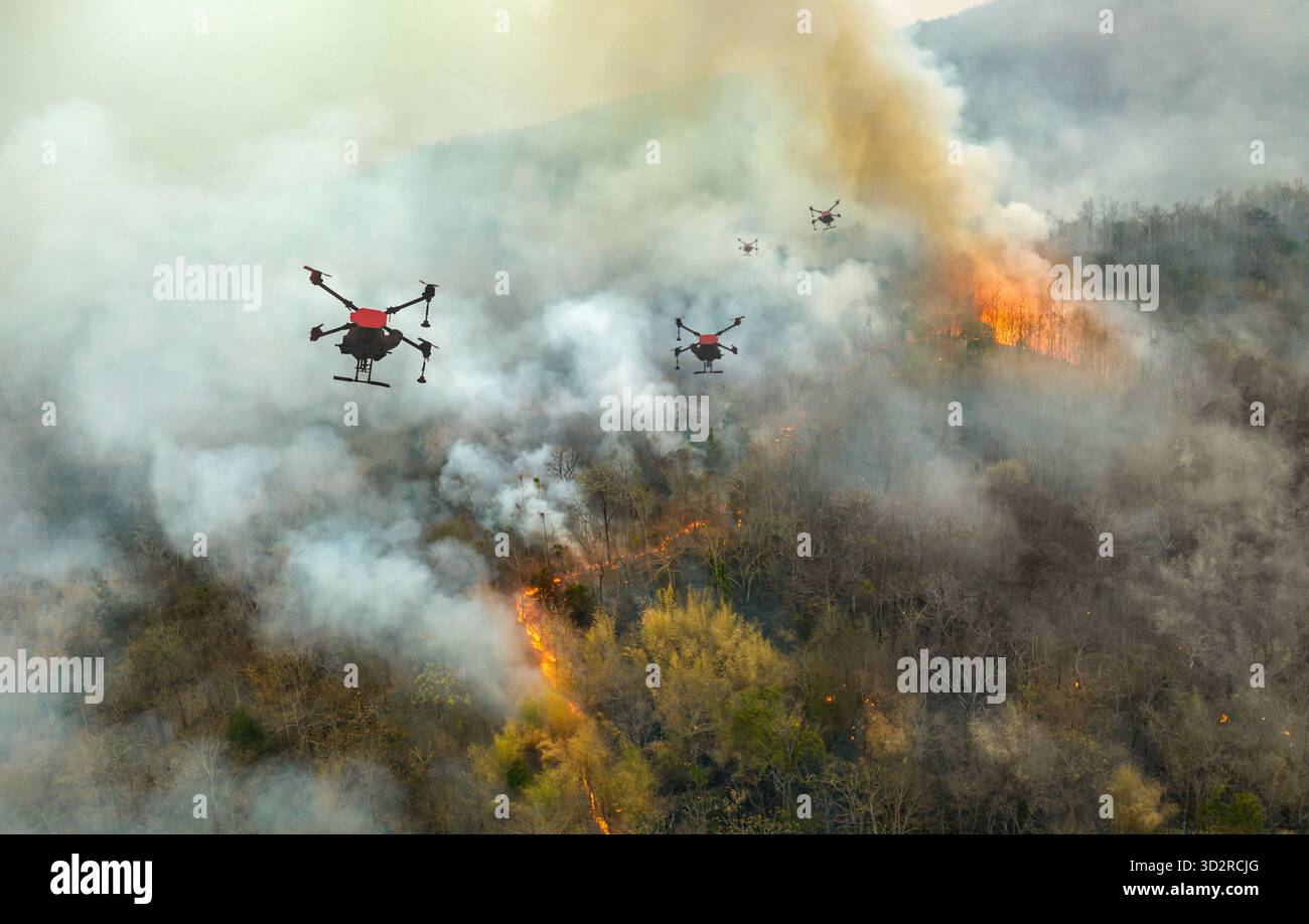 Feuerwehrdrohnen sprühen Chemikalien, um Waldbrände unter Kontrolle zu halten. Stockfoto