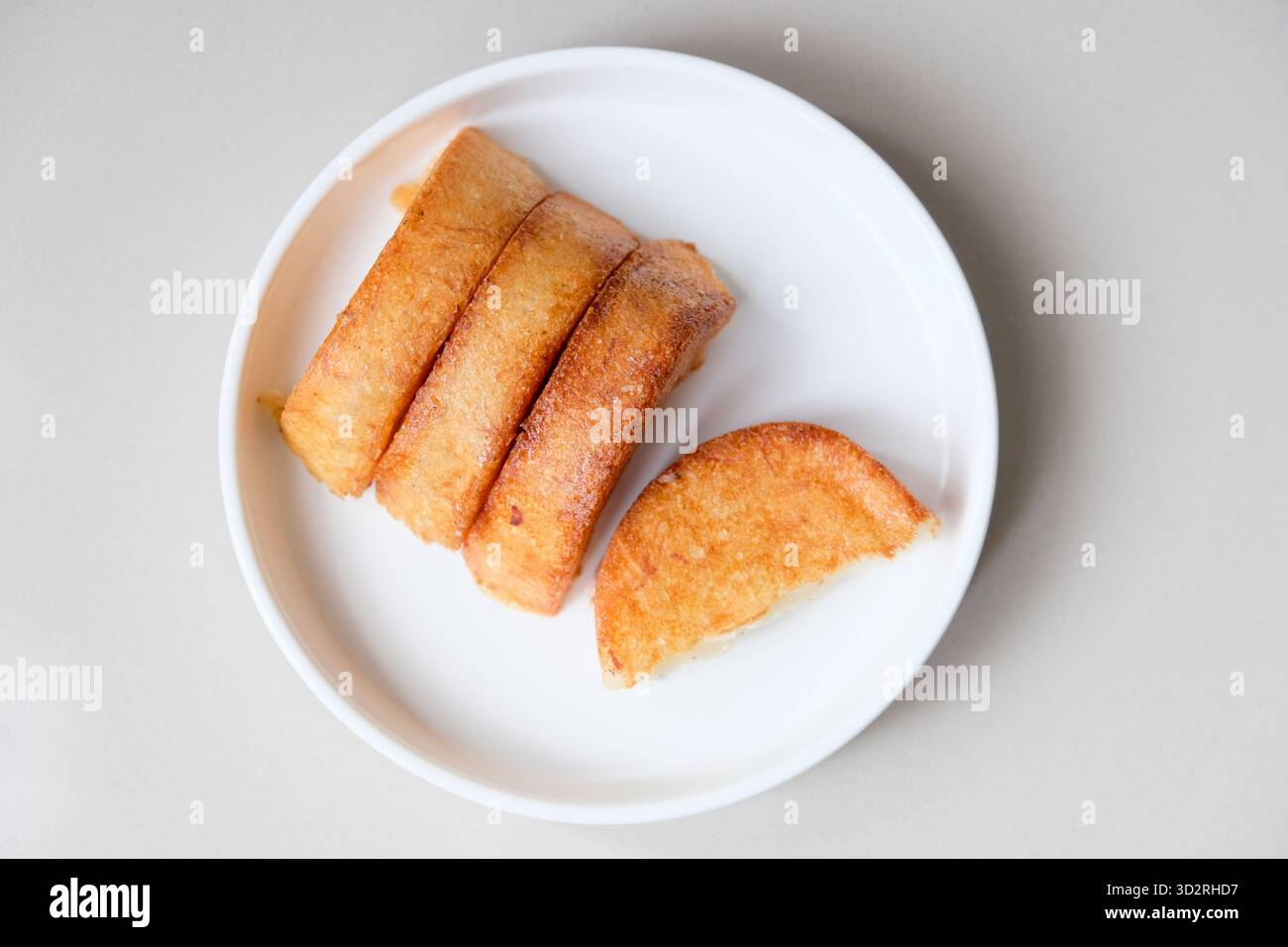 Kue Pancong, Gandos oder Bandros ist ein traditioneller indonesischer Snack aus einer Mischung aus Reismehl, geriebener Kokosnuss und Kokosmilch Stockfoto