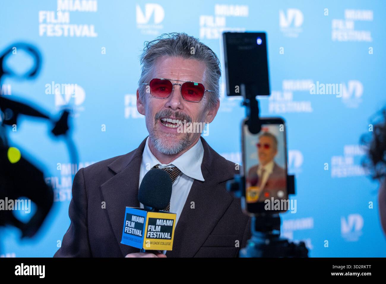 Miami, Vereinigte Staaten Von Amerika. November 2025. MIAMI, FLORIDA - 2. NOVEMBER: Ethan Hawke nimmt am 2. NOVEMBER 2025 am Chapman Conference Center in Miami, Florida, am Variety Virtuoso Award Teil. (Foto: Alberto E. Tamargo/SIPA USA) Credit: SIPA USA/Alamy Live News Stockfoto