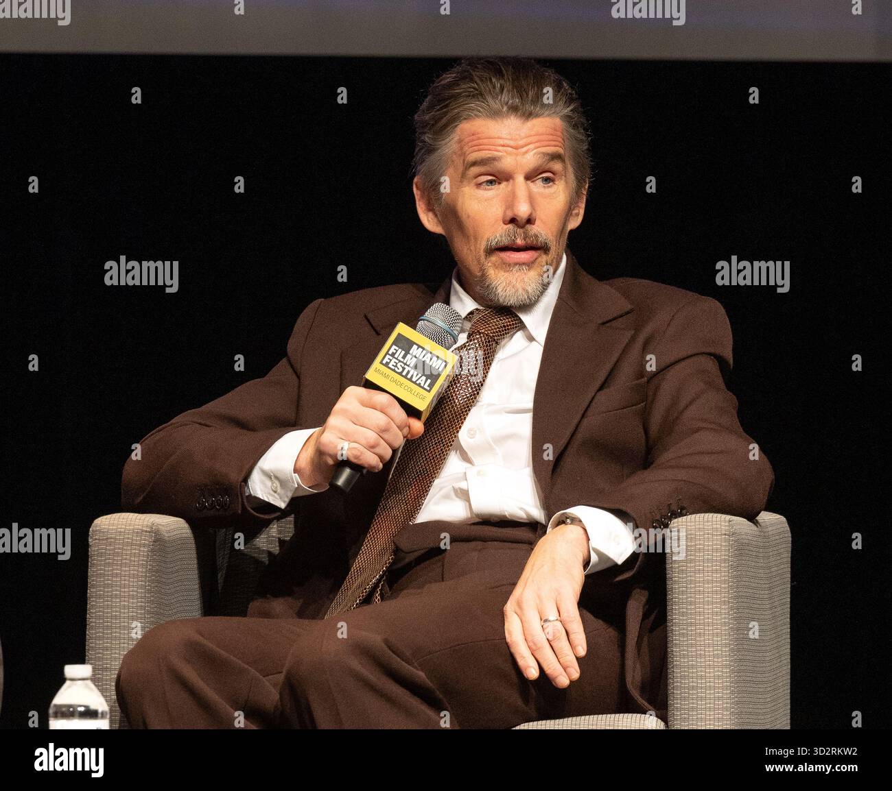 Miami, Vereinigte Staaten Von Amerika. November 2025. MIAMI, FLORIDA - 2. NOVEMBER: Ethan Hawke spricht beim Variety Virtuoso Award während des 12. Jährlichen Miami Film Festival GEMS im Chapman Conference Center am 2. November 2025 in Miami, Florida. (Foto: Alberto E. Tamargo/SIPA USA) Credit: SIPA USA/Alamy Live News Stockfoto