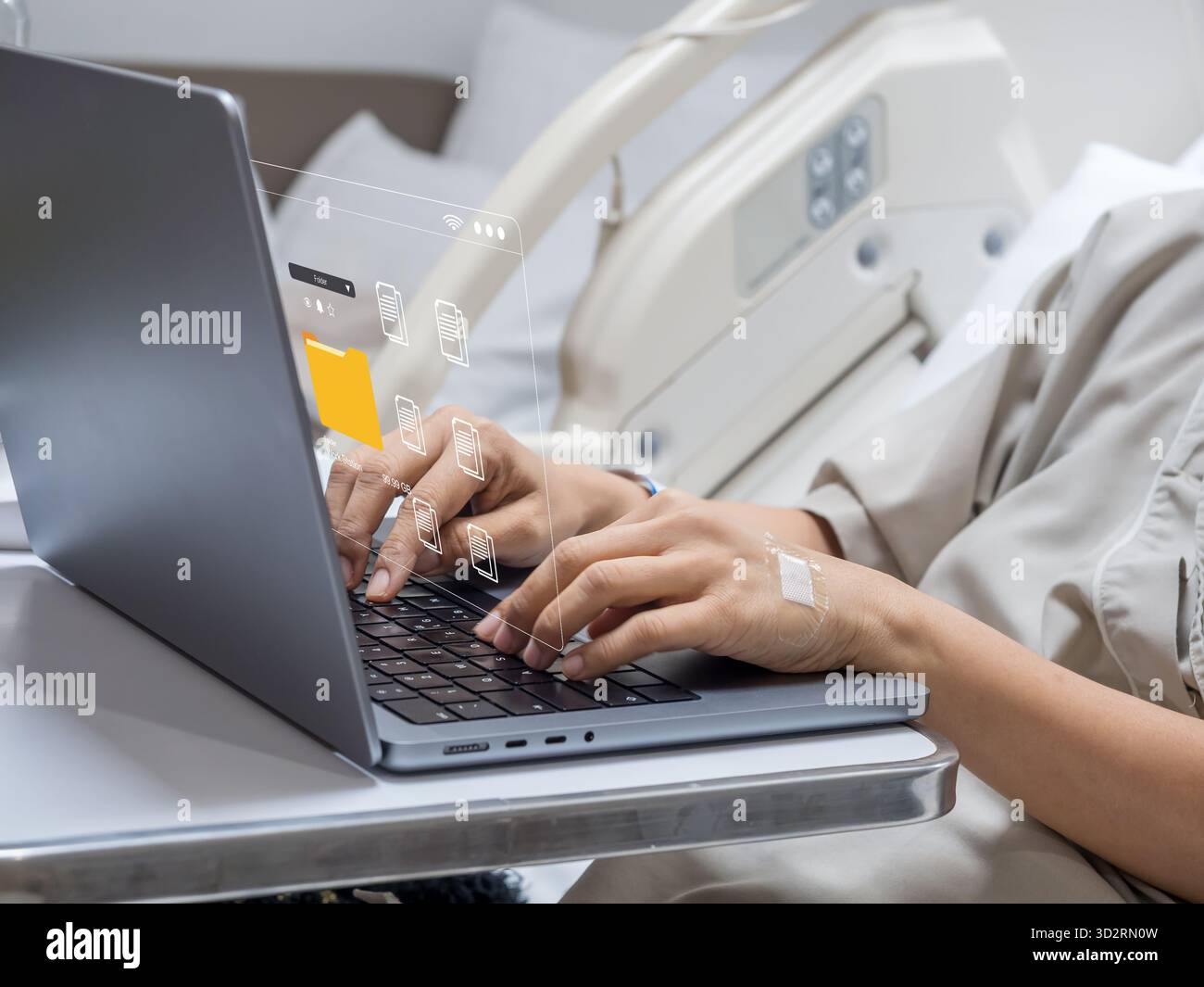 Remote Work Konzept, das eine stationäre Person zeigt, die auf einem Laptop mit virtueller Dateiübertragungsschnittstelle tippt. Veranschaulicht Produktivität, digitalen Workflow, Stockfoto