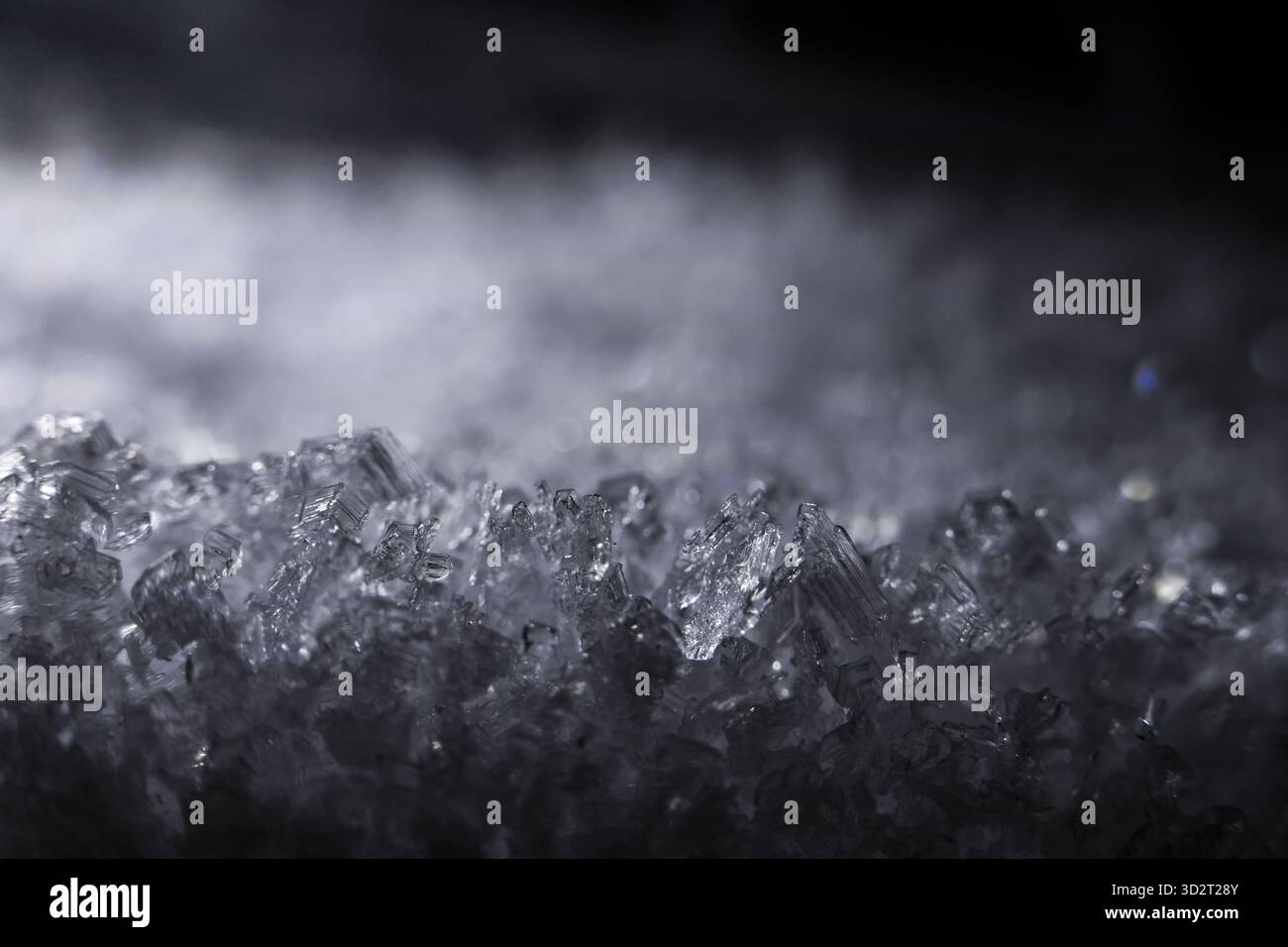 Faszinierende Nahaufnahme komplizierter Eiskristalle, die frostige Oberfläche und zarte gefrorene Textur freigeben. Dieses natürliche Phänomen weckt das Gefühl des Extremes Stockfoto