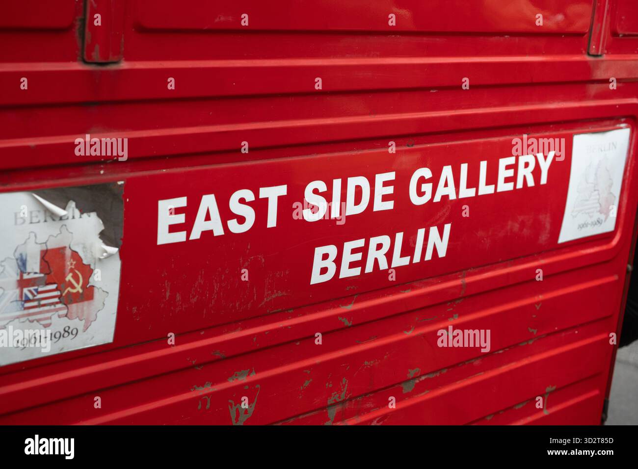 Bold East Side Gallery Schild auf Red Vehicle in Berlin, Deutschland. Stockfoto