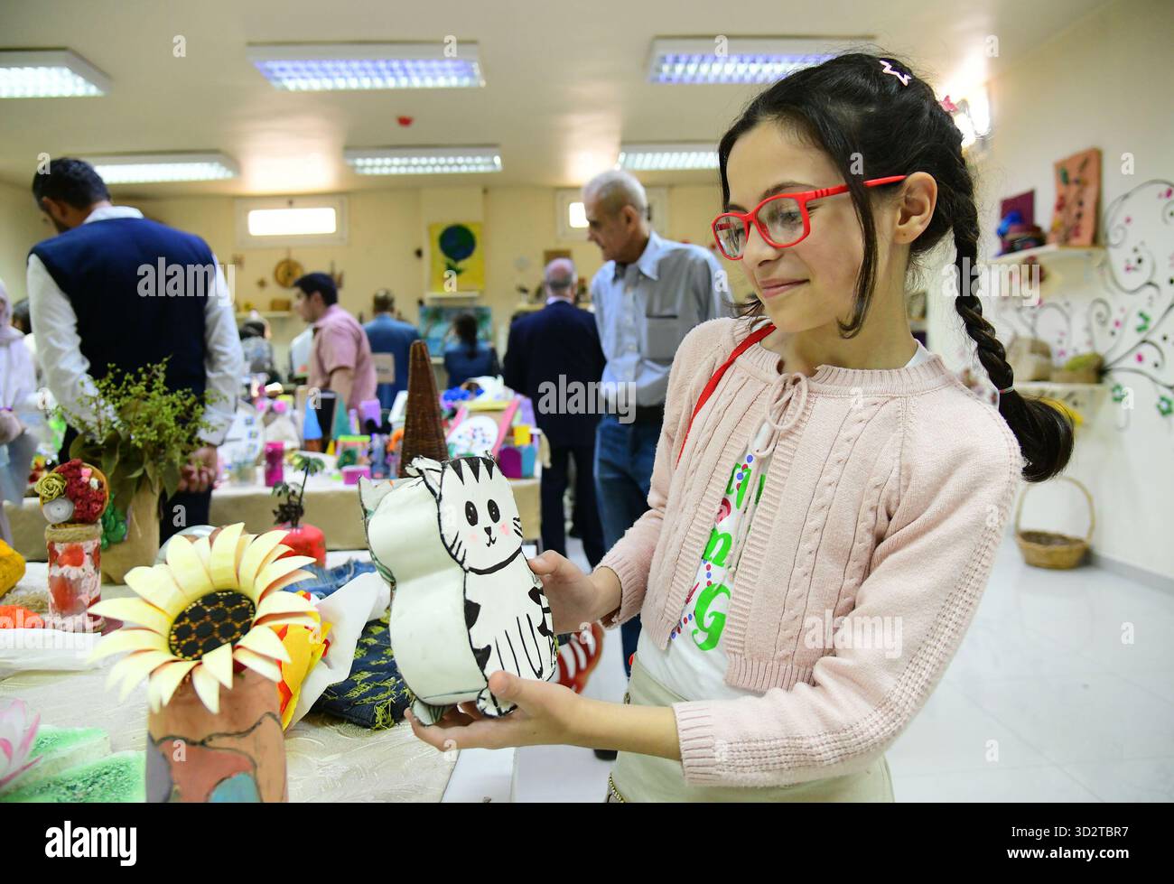 Damaskus, Syrien. November 2025. Menschen nehmen am 2. November 2025 in Damaskus, Syrien, an einer Kunstausstellung mit Werken von Kindern aus recycelten Materialien teil. Die Ausstellung markierte den Start des syrischen Nationalumwelttages unter dem Motto "Wir schützen, was wir verloren haben und stellen das, was übrig bleibt - Syrien für eine nachhaltige Umwelt". Quelle: Ammar Safarjalani/Xinhua/Alamy Live News Stockfoto