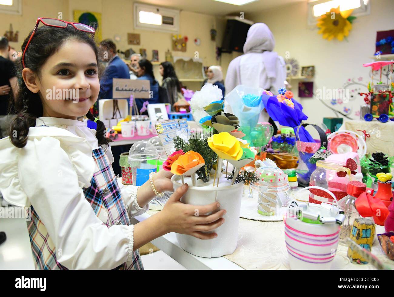 Damaskus, Syrien. November 2025. Menschen nehmen am 2. November 2025 in Damaskus, Syrien, an einer Kunstausstellung mit Werken von Kindern aus recycelten Materialien teil. Die Ausstellung markierte den Start des syrischen Nationalumwelttages unter dem Motto "Wir schützen, was wir verloren haben und stellen das, was übrig bleibt - Syrien für eine nachhaltige Umwelt". Quelle: Ammar Safarjalani/Xinhua/Alamy Live News Stockfoto