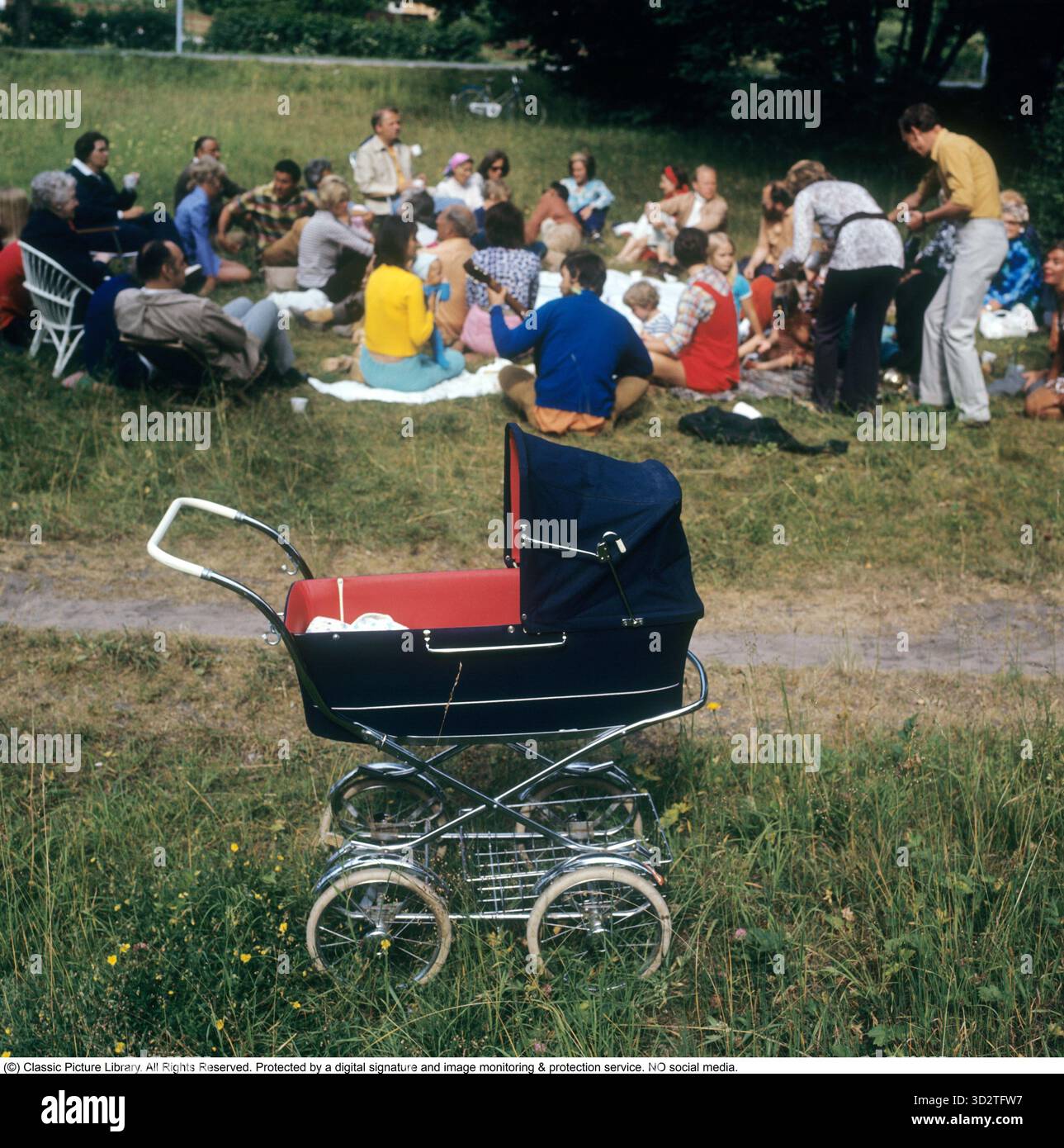 Kinderwagen der 1970er jahre -Fotos und -Bildmaterial in hoher Auflsung   Alamy