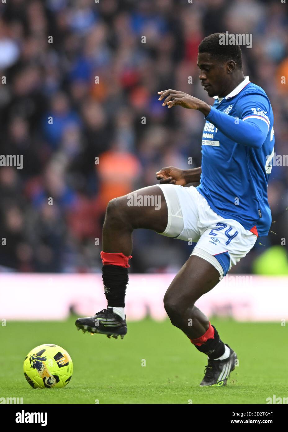 Glasgow, Großbritannien. November 2025. Nasser Djiga von den Rangers während des Spiels Celtic vs Rangers Premier Sports Cup im Celtic Park, Glasgow. Der Bildnachweis sollte lauten: Neil Hanna/Sportimage Credit: Sportimage Ltd/Alamy Live News Stockfoto