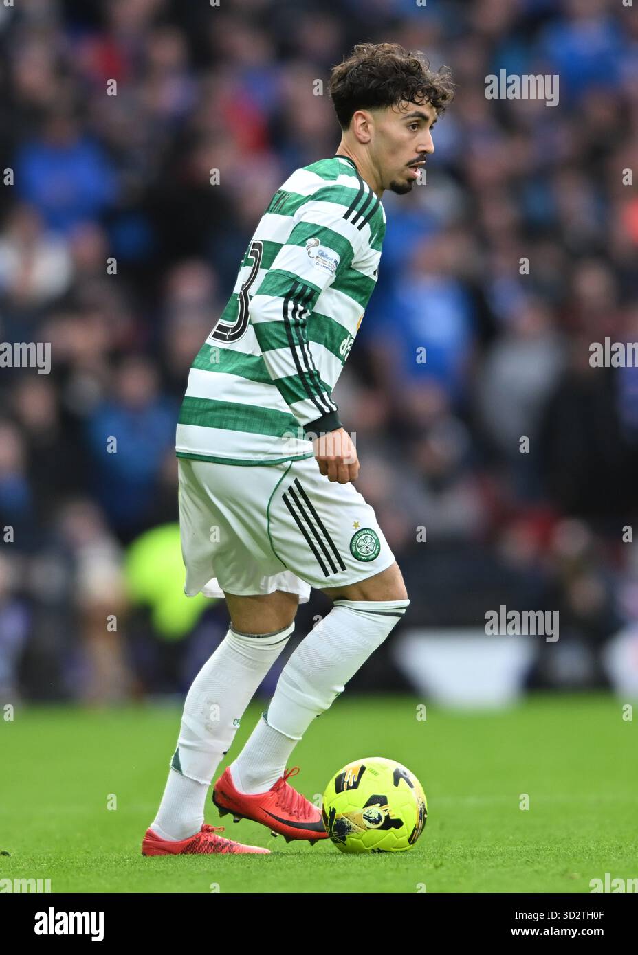 Glasgow, Großbritannien. November 2025. Sebastian Tounekti von Celtic während des Spiels Celtic vs Rangers Premier Sports Cup im Celtic Park, Glasgow. Der Bildnachweis sollte lauten: Neil Hanna/Sportimage Credit: Sportimage Ltd/Alamy Live News Stockfoto