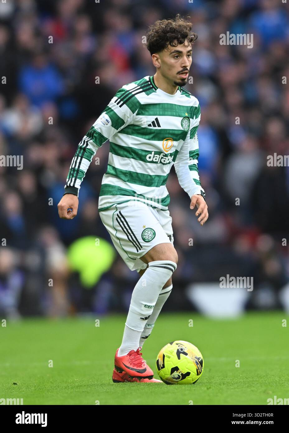 Glasgow, Großbritannien. November 2025. Sebastian Tounekti von Celtic während des Spiels Celtic vs Rangers Premier Sports Cup im Celtic Park, Glasgow. Der Bildnachweis sollte lauten: Neil Hanna/Sportimage Credit: Sportimage Ltd/Alamy Live News Stockfoto
