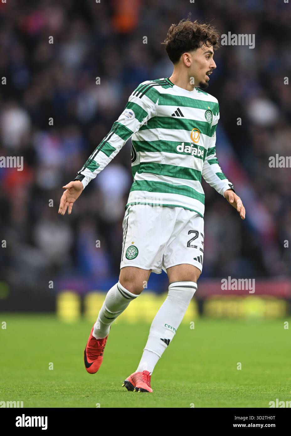 Glasgow, Großbritannien. November 2025. Sebastian Tounekti von Celtic während des Spiels Celtic vs Rangers Premier Sports Cup im Celtic Park, Glasgow. Der Bildnachweis sollte lauten: Neil Hanna/Sportimage Credit: Sportimage Ltd/Alamy Live News Stockfoto