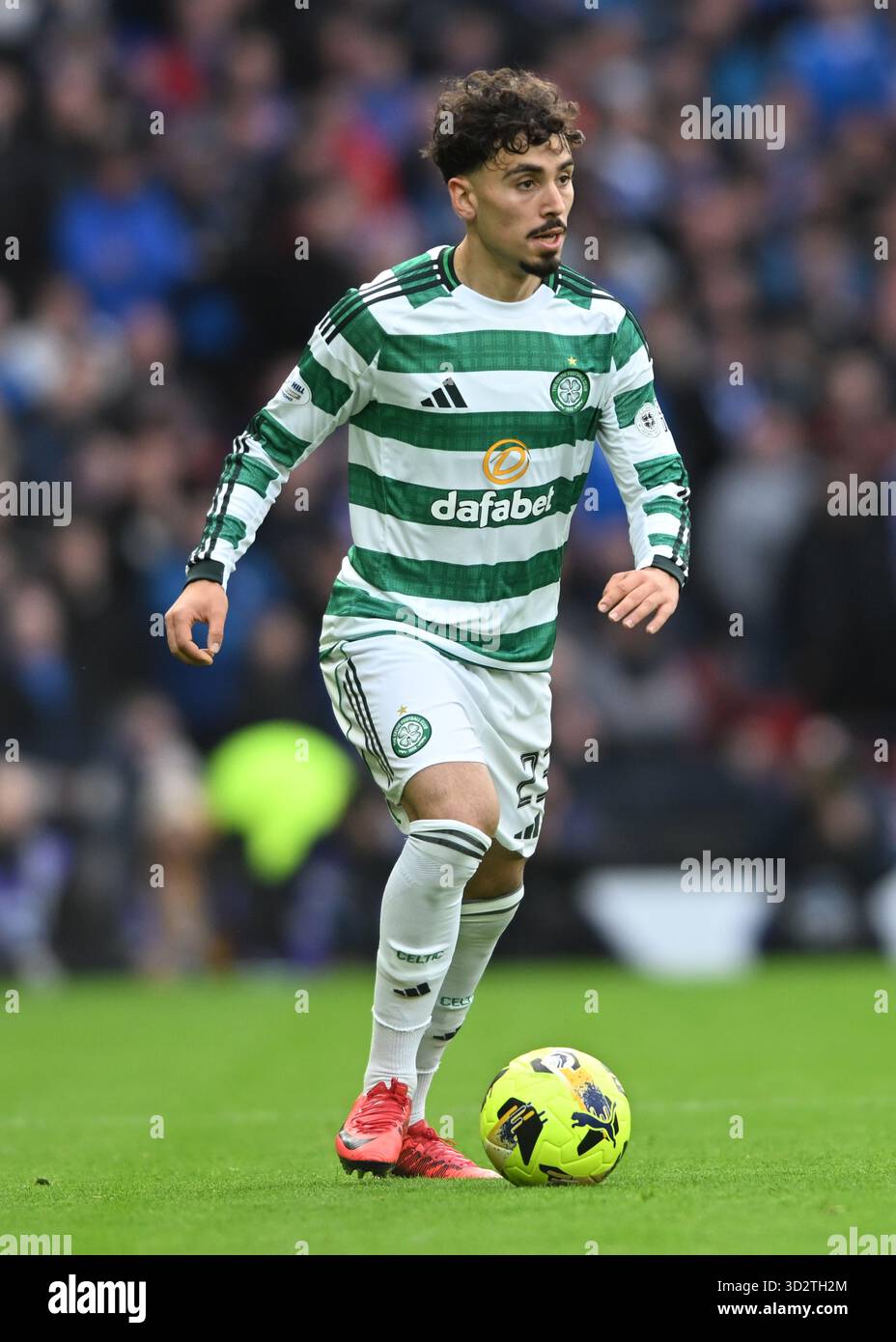 Glasgow, Großbritannien. November 2025. Sebastian Tounekti von Celtic während des Spiels Celtic vs Rangers Premier Sports Cup im Celtic Park, Glasgow. Der Bildnachweis sollte lauten: Neil Hanna/Sportimage Credit: Sportimage Ltd/Alamy Live News Stockfoto
