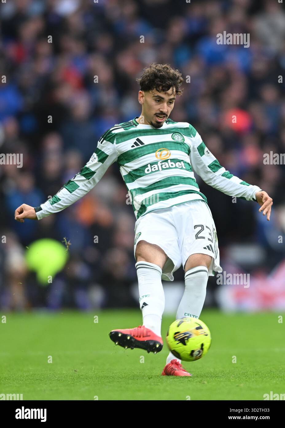 Glasgow, Großbritannien. November 2025. Sebastian Tounekti von Celtic während des Spiels Celtic vs Rangers Premier Sports Cup im Celtic Park, Glasgow. Der Bildnachweis sollte lauten: Neil Hanna/Sportimage Credit: Sportimage Ltd/Alamy Live News Stockfoto