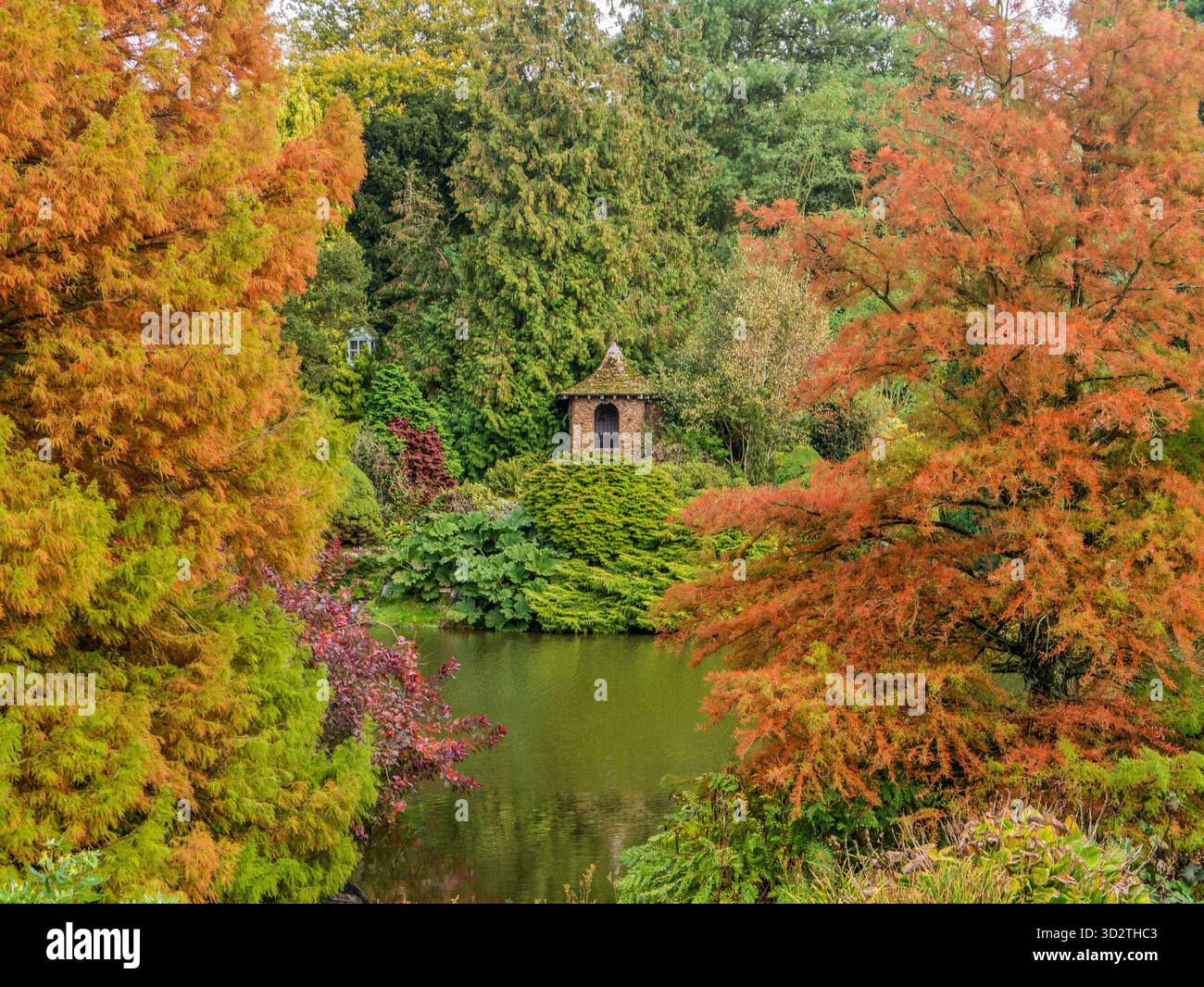 Ziersee, Felsbrocken und Grotte im Herbst in den Gärten des Sandringham House, Norfolk, Großbritannien Stockfoto