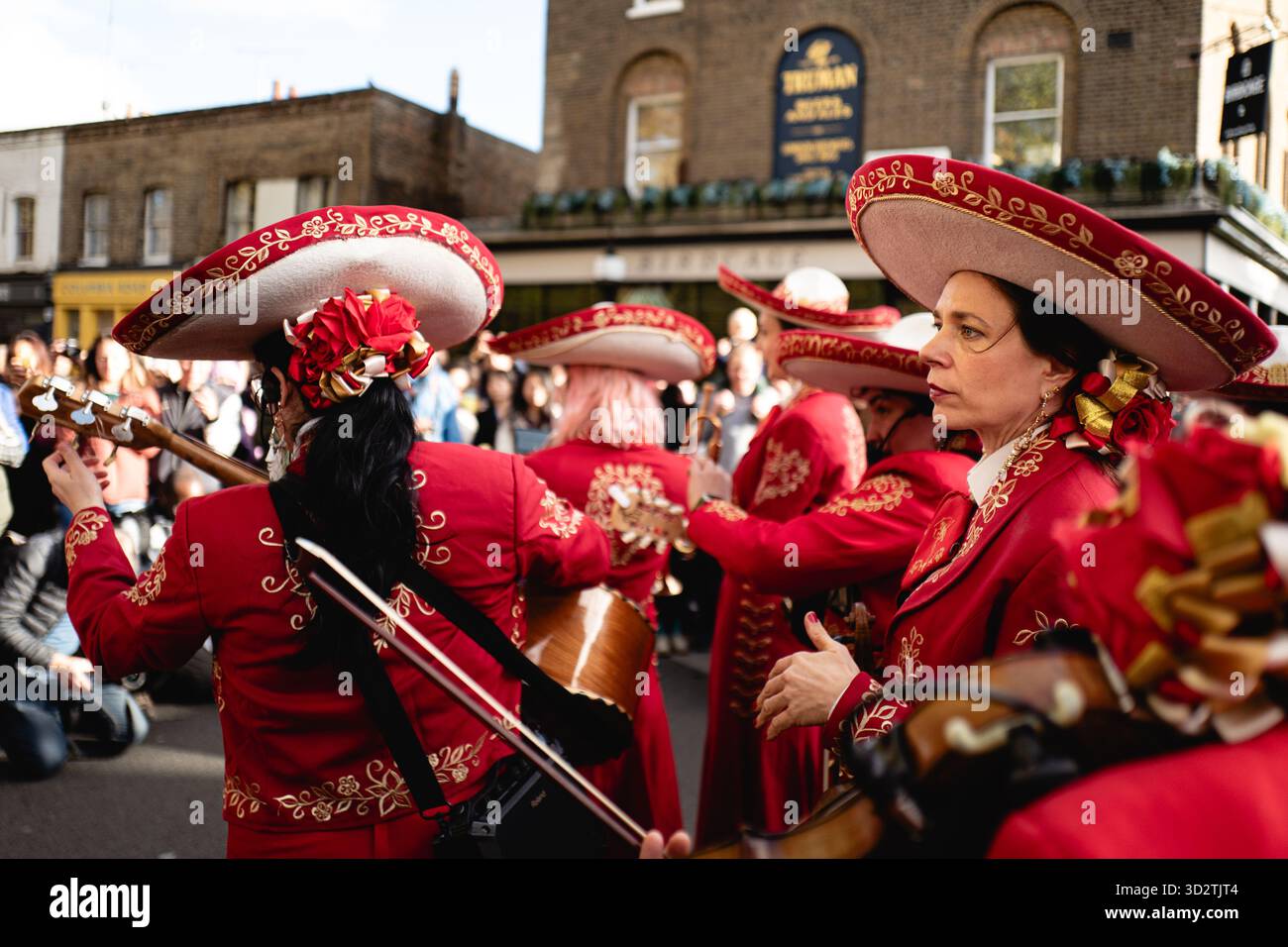 London, Großbritannien. November 2025. Mariachi-Band spielt vor und während der Parade um die Columbia Road zum Londoner Tag der Toten. Copyright Carol Moir/Alamy Stockfoto