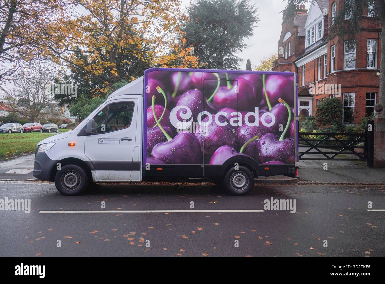 2. November 2025. Ocado Food Delivery Van parkt in Wimbledon, London Stockfoto