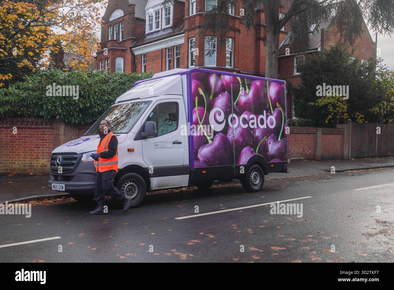2. November 2025. Ocado Food Delivery Van parkt in Wimbledon, London Stockfoto