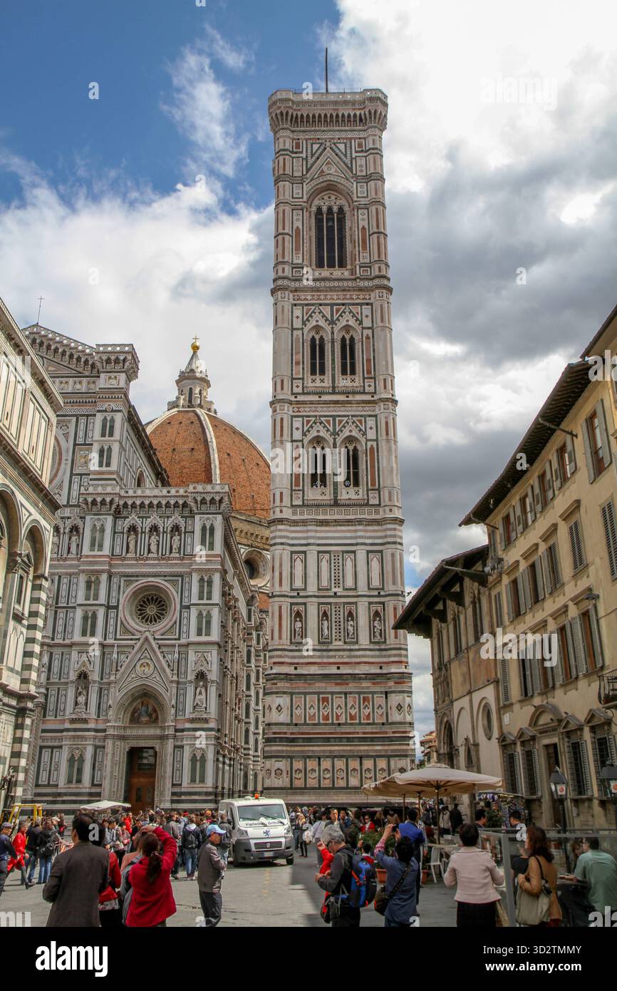 Fassade der Kirche Santa Maria del Fiore und Glockenturm , Kathedrale der katholischen Erzdiözese Florenz in Florenz, Italien. Die Basilika wurde 1296 im gotischen Stil nach einem Entwurf Arnolfo di Cambio begonnen und 1436 mit einer Kuppel von Filippo Brunelleschi fertiggestellt 1. Das Äußere der Basilika ist mit polychromen Marmorpaneelen in verschiedenen Grün- und Rosa-Tönen, abwechselnd mit weiß, versehen und weist eine aufwendige Westfassade aus dem 19. Jahrhundert im gotischen Revival von Emilio de Fabris auf. Stockfoto
