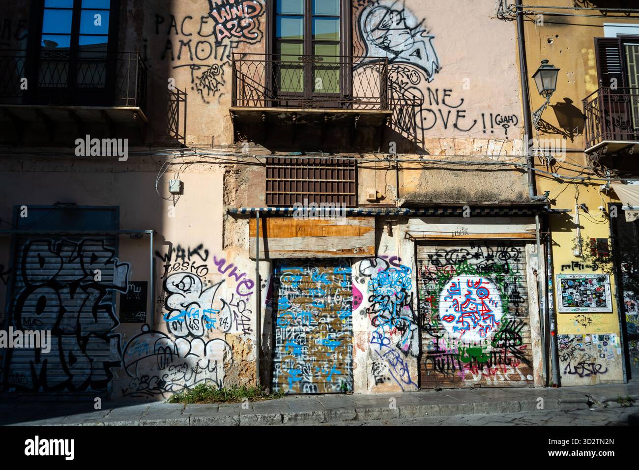 Graffiti in den Straßen von Palermo, der Hauptstadt von Sizilien. Stockfoto