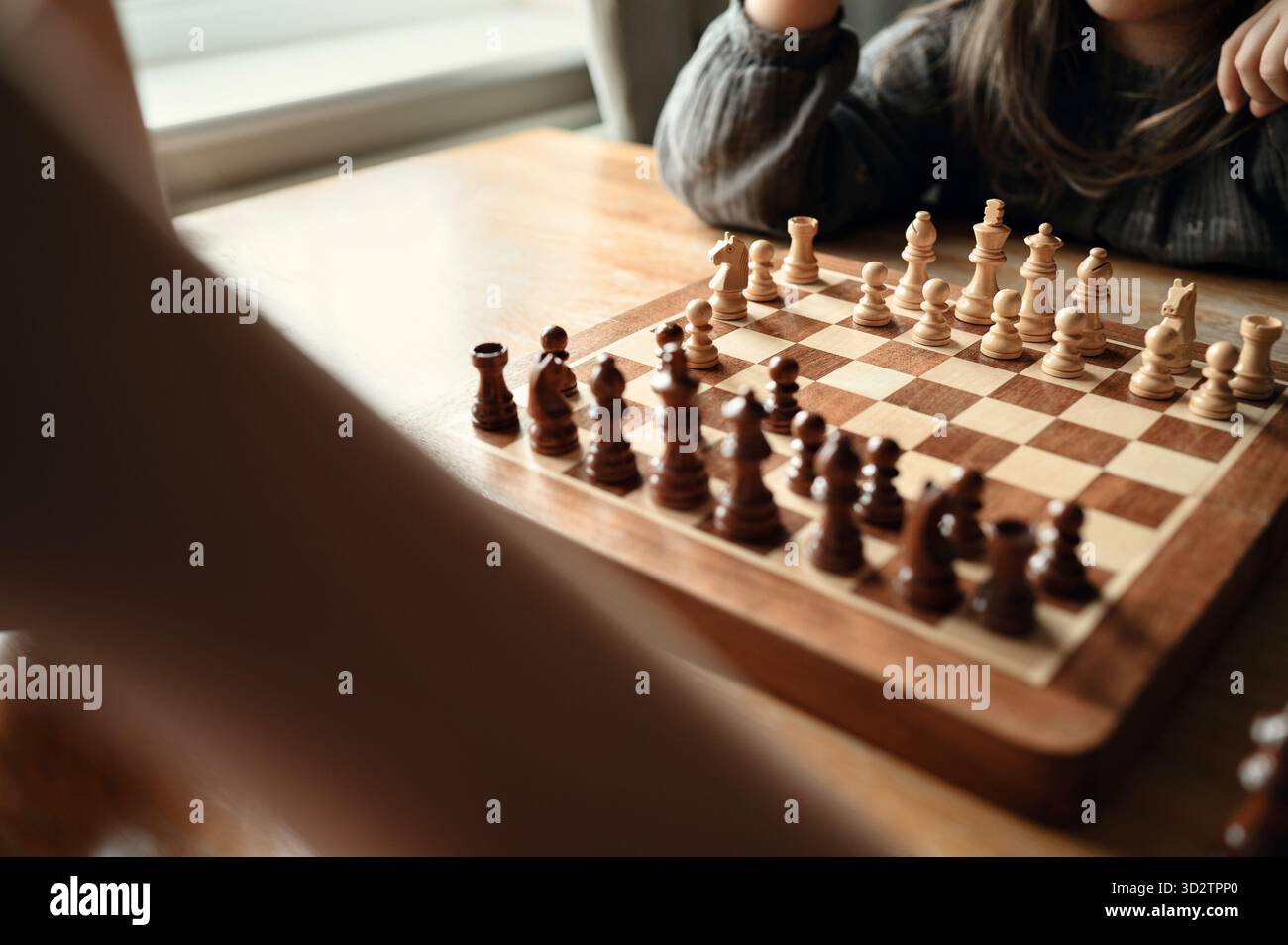 Holzschachbrett mit ordentlich angeordneten Stücken erste Bewegung gemacht. Stockfoto