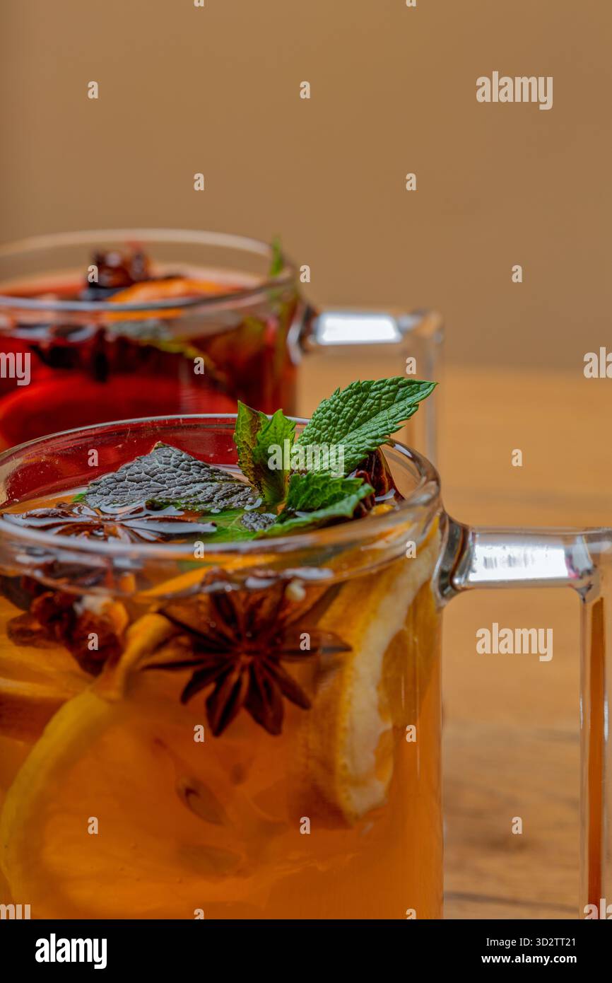 Herbsttee mit Gewürzen und Minze in einem transparenten Glas Stockfoto