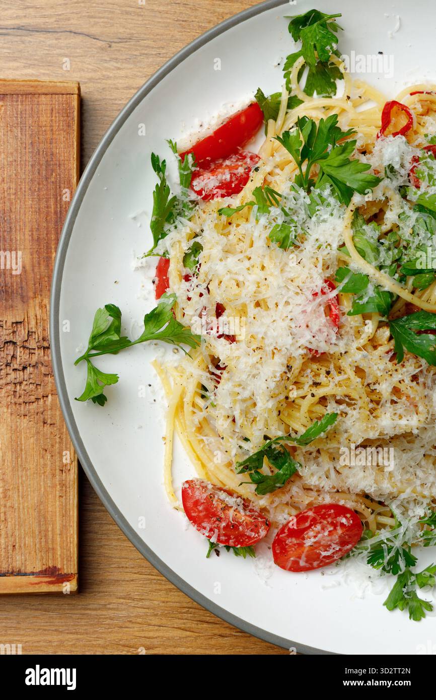 Spaghetti-Pasta-Komposition, Herbststimmung von oben Stockfoto