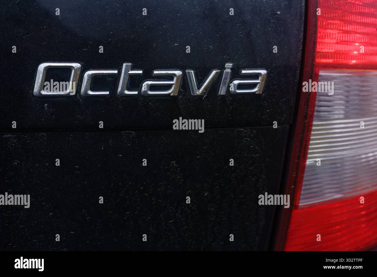 Vaasa, Finnland - 24. Oktober 2025 - Skoda Octavia 2010 Logo auf der Rückseite Stockfoto