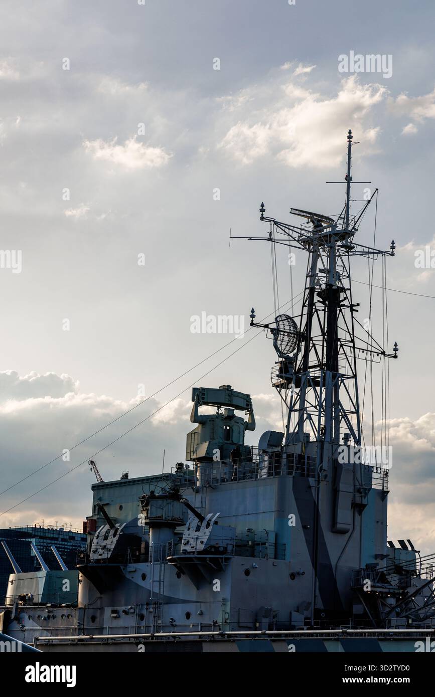 Radarmast und Oberdeck-Struktur eines Marineschiffs in London Stockfoto