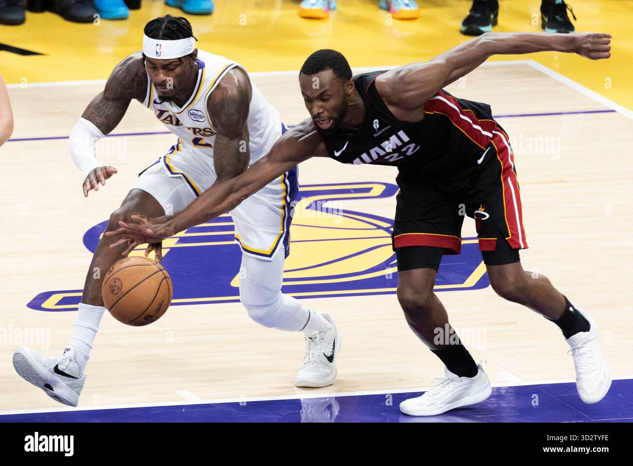 Los Angeles, USA. November 2025. Jarred Vanderbilt (L) der Los Angeles Lakers und Andrew Wiggins von Miami Heat wetteifern am 2. November 2025-2026 im NBA-Spiel zwischen Los Angeles Lakers und Miami Heat in Los Angeles, USA, um den Ball 2025. Quelle: Ringo Chiu/Xinhua/Alamy Live News Stockfoto