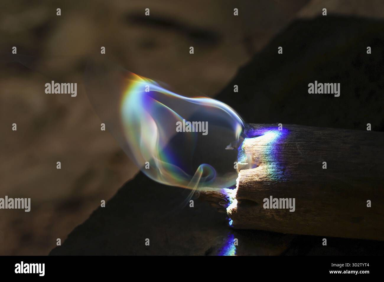 Geheimnisvolle abstrakte Lichtform, eine ätherische Regenbogenblase, die mit einem bunten prismatischen Spektrum leuchtet. Dieses seltsame Phänomen auf dunklem Hintergrund erzeugt Stockfoto