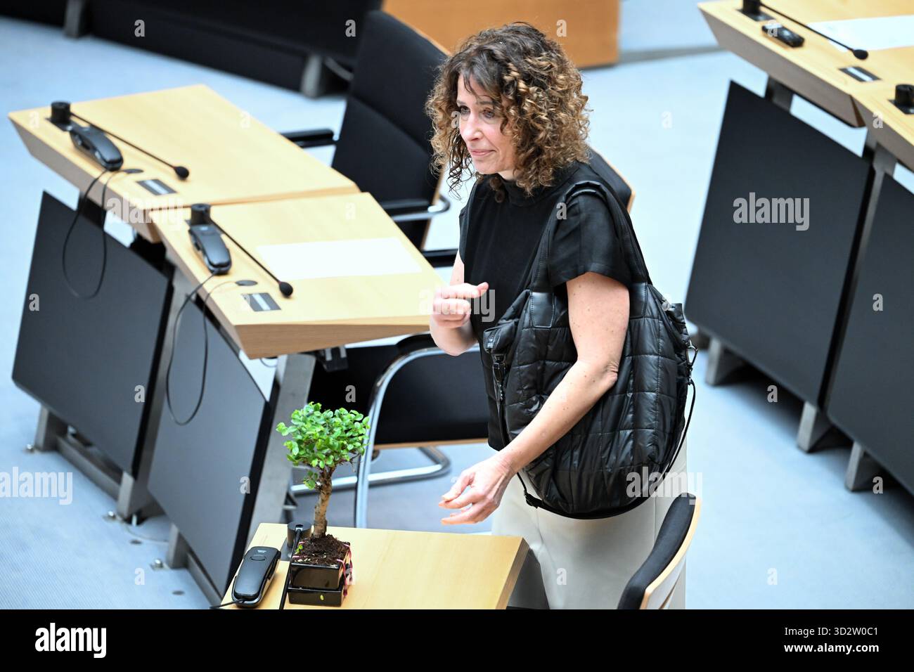 03. November 2025, Berlin: Bettina Jarasch, Fraktionsvorsitzende des Bündnis 90/die Grünen, kommt zur Sondersitzung des Repräsentantenhauses und hat einen kleinen Baum auf ihren Schreibtisch gelegt. Auf der Tagesordnung steht die Diskussion über ein Gesetz zur Anpassung an den Klimawandel. Foto: Soeren Stache/dpa Stockfoto