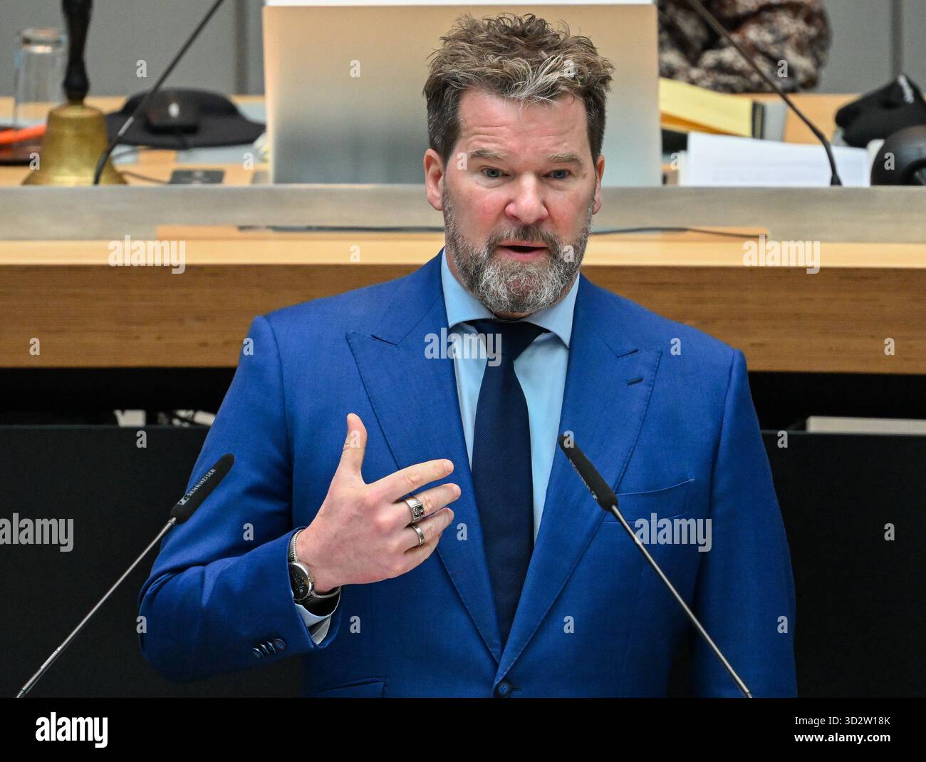 Berlin, Deutschland. November 2025. Dirk Stettner, Vorsitzender der Berliner CDU-Fraktion, spricht während der Sondersitzung des Repräsentantenhauses. Auf der Tagesordnung steht auch die Erörterung eines Gesetzes zur Anpassung an den Klimawandel. Quelle: Soeren Stache/dpa/Alamy Live News Stockfoto
