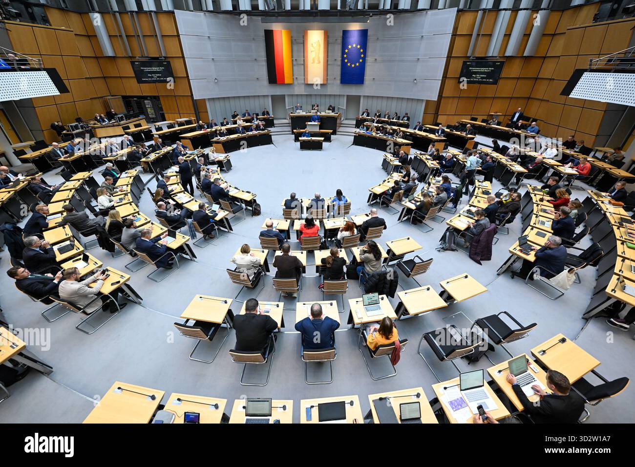 Berlin, Deutschland. November 2025. Dirk Stettner, Vorsitzender der Berliner CDU-Fraktion, spricht während der Sondersitzung des Repräsentantenhauses. Auf der Tagesordnung steht auch die Erörterung eines Gesetzes zur Anpassung an den Klimawandel. Quelle: Soeren Stache/dpa/Alamy Live News Stockfoto