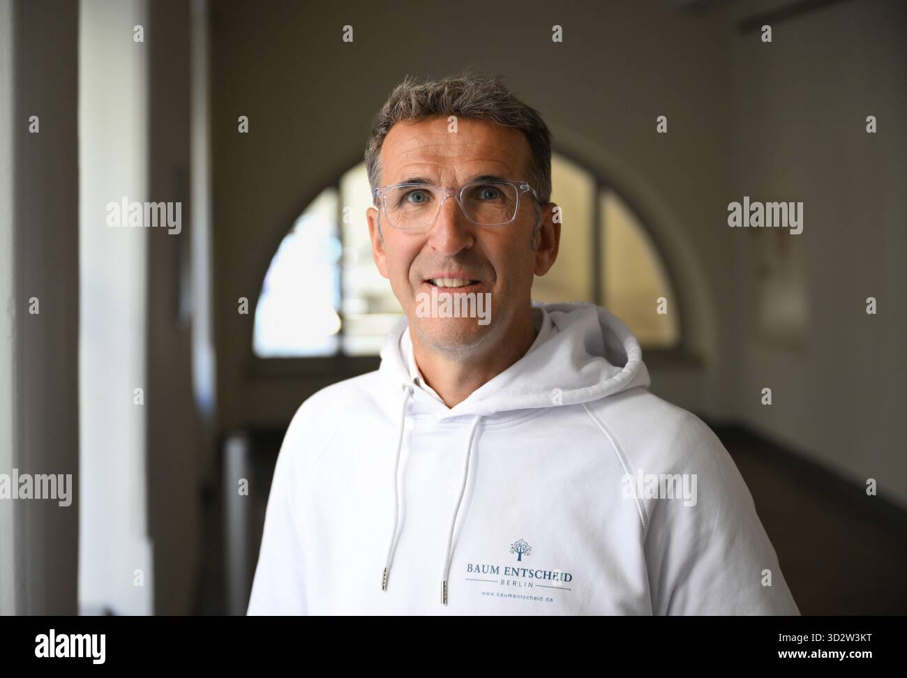 Berlin, Deutschland. November 2025. Heinrich Strößenreuther, Mitinitiator der Initiative „Baumentscheid“, am Rande der Sondersitzung des Repräsentantenhauses abgebildet. Auf der Tagesordnung steht die Diskussion über ein Gesetz zur Anpassung an den Klimawandel. Quelle: Soeren Stache/dpa/Alamy Live News Stockfoto