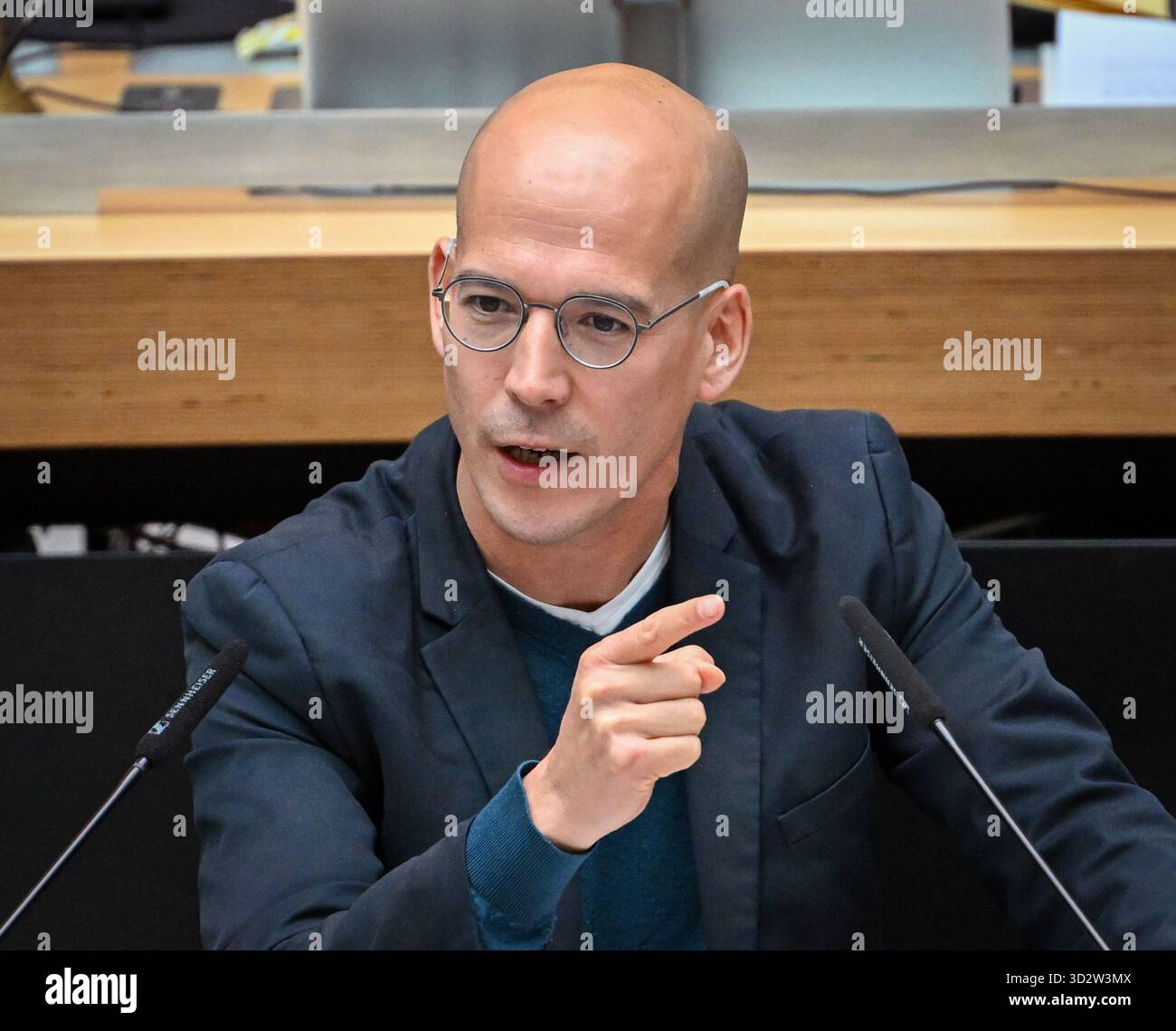 Berlin, Deutschland. November 2025. Benedikt Lux (Allianz 90/die Grünen) spricht während der Sondersitzung des Repräsentantenhauses. Auf der Tagesordnung steht auch die Erörterung eines Gesetzes zur Anpassung an den Klimawandel. Quelle: Soeren Stache/dpa/Alamy Live News Stockfoto