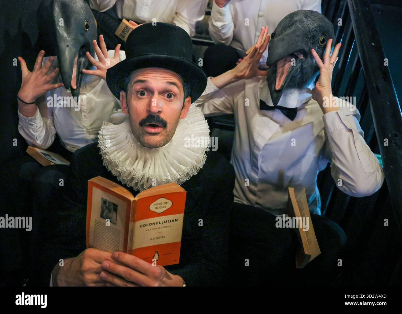London, Großbritannien. November 2025. Garry und die Pinguine genießen ihre Pinguin Classics im Theater. Der Penguin-Enthusiast und Komiker Garry Starr (Schauspieler und Schriftsteller Damien Warren-Smith) veranstaltet seinen Penguin Book Club, der 9 niedliche, überlebensgroße Pinguine in Soho zusammenbringt, um Penguin Classics vor dem Aussterben zu retten. Quelle: Imageplotter/Alamy Live News Stockfoto