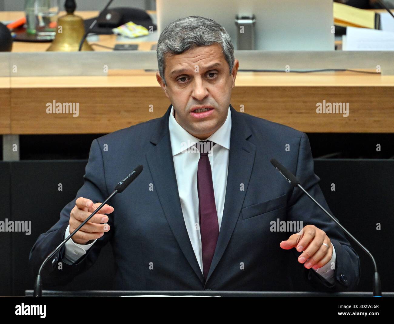 Berlin, Deutschland. November 2025. Raed Saleh, Vorsitzender der SPD-Fraktion in Berlin, spricht während der Sondersitzung des Repräsentantenhauses. Auf der Tagesordnung steht auch die Erörterung eines Gesetzes zur Anpassung an den Klimawandel. Quelle: Soeren Stache/dpa/Alamy Live News Stockfoto