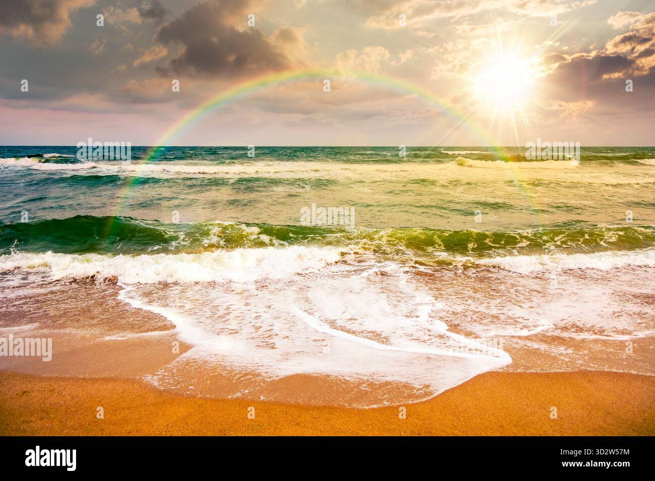 Schwarze Meereswellen stürzen am Sandstrand bei Sonnenuntergang. Sommerurlaub bei windigem Wetter unter bewölktem Himmel im Abendlicht. Blick auf die dramatische Meereslandschaft. Geschichte Stockfoto