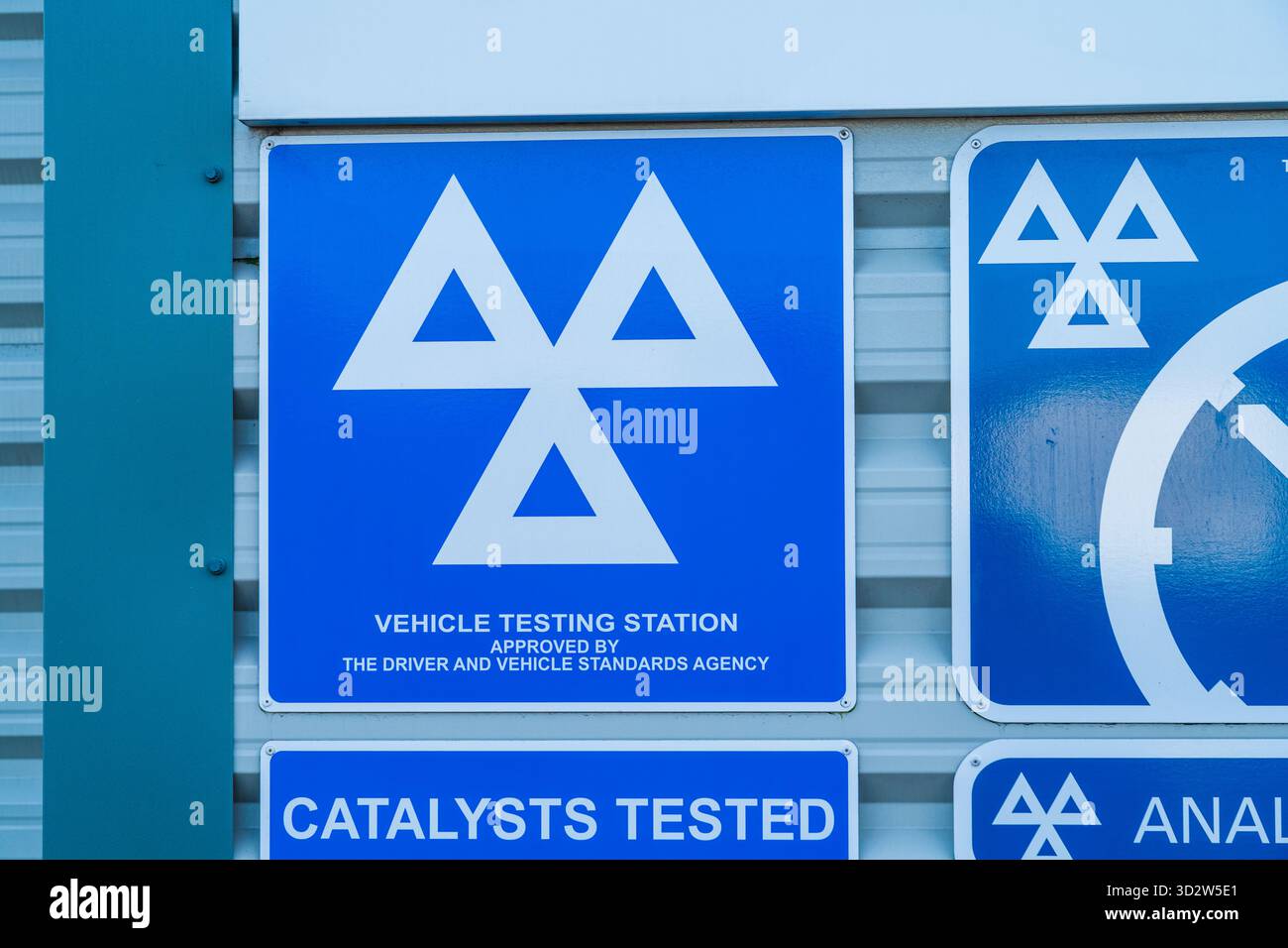 Mittwochs, Großbritannien - 2. November 2025: Logo der britischen Straßenverkehrstüchtigkeit, MOT eine gesetzliche Anforderung für Fahrzeuge außerhalb eines zugelassenen Prüfstands Stockfoto