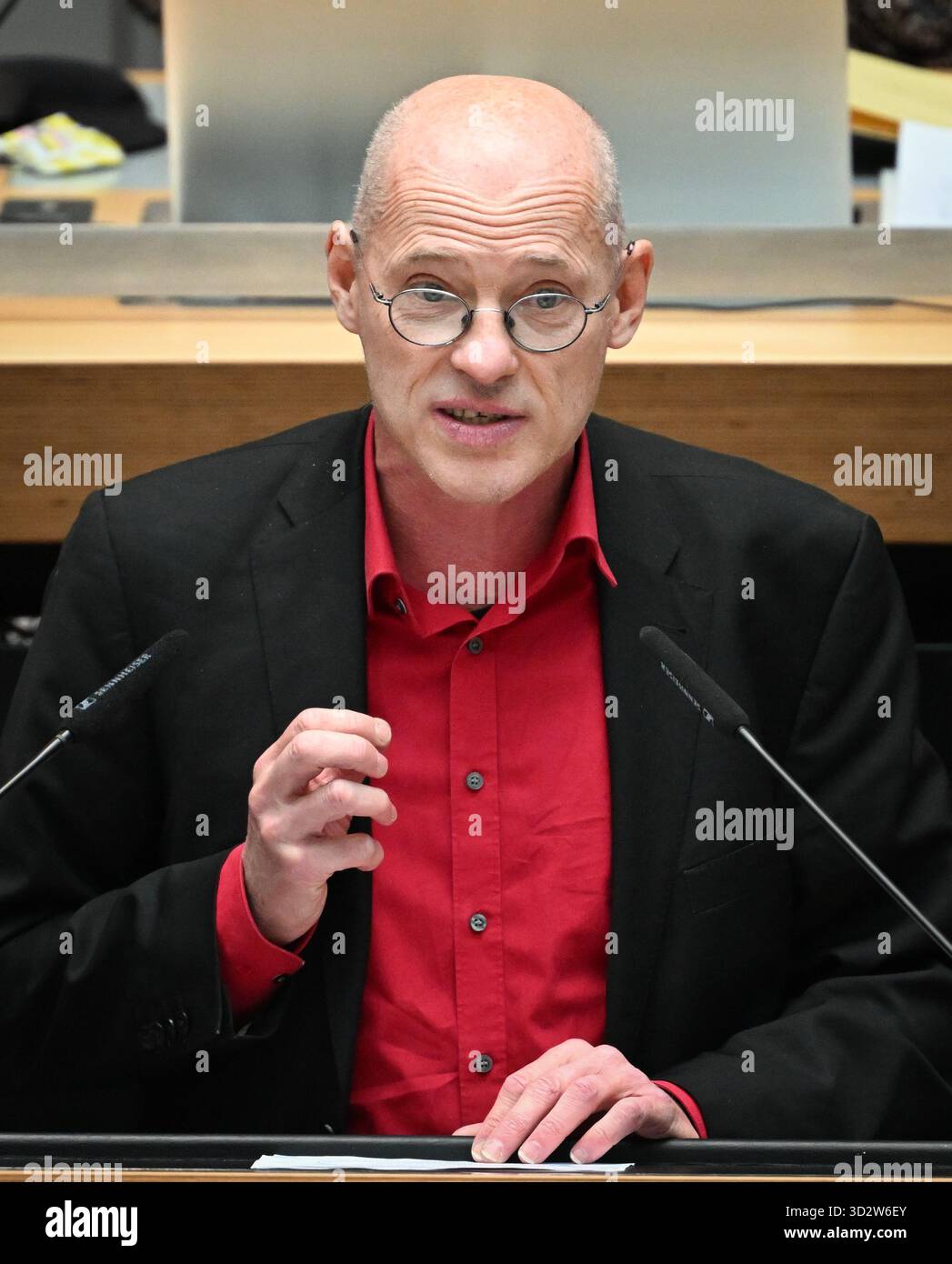 Berlin, Deutschland. November 2025. Michael Efler (die Linke) spricht während der Sondersitzung des Repräsentantenhauses. Auf der Tagesordnung steht auch die Erörterung eines Gesetzes zur Anpassung an den Klimawandel. Quelle: Soeren Stache/dpa/Alamy Live News Stockfoto