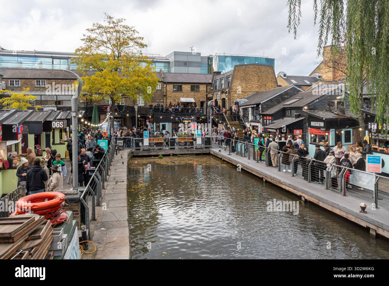 Menschen an Imbissständen im Camden Market, einer beliebten Touristenattraktion in Camden Town, London, England, Großbritannien Stockfoto