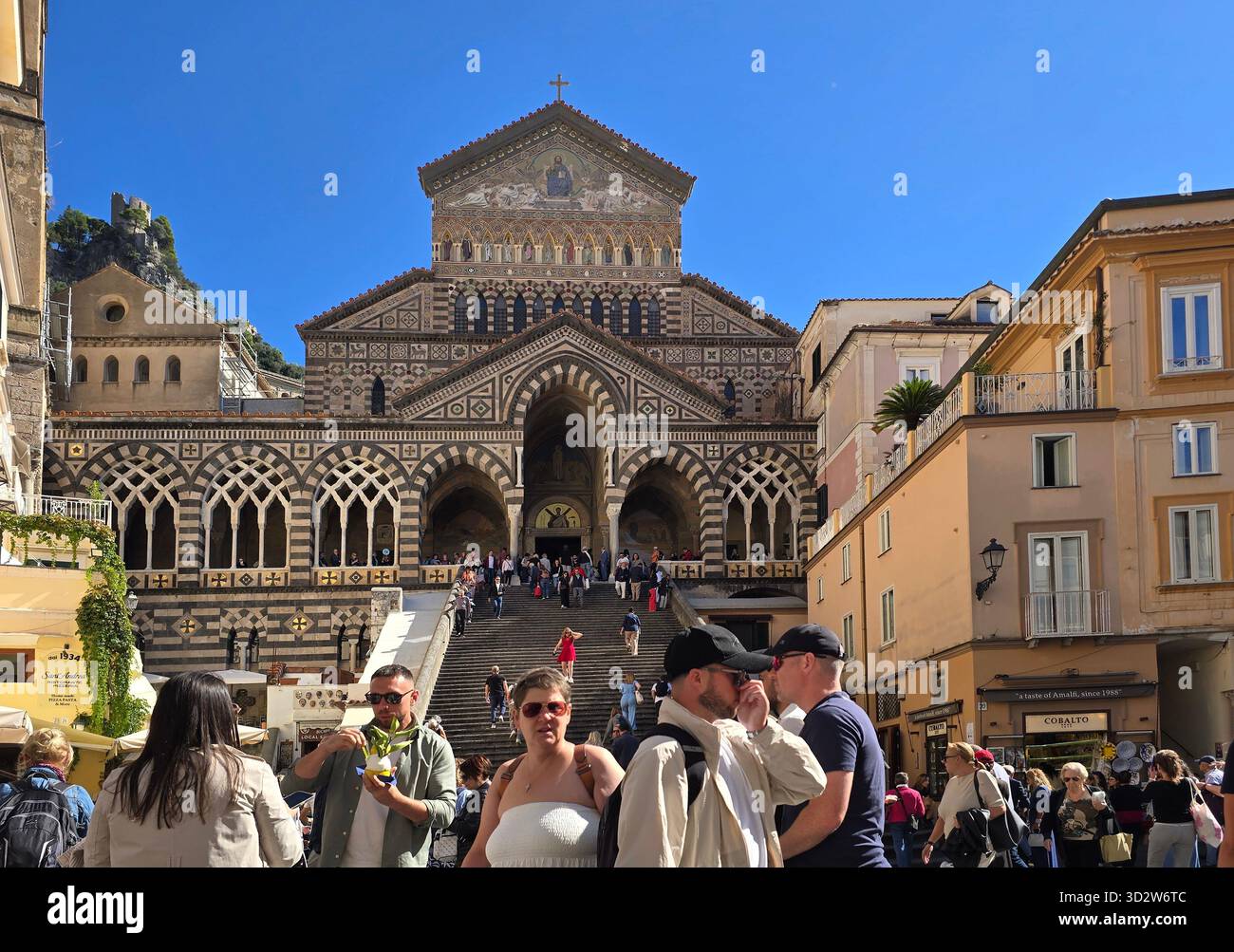 Touristenmassen an der herrlichen Kathedrale in Amalfi Süditalien Stockfoto