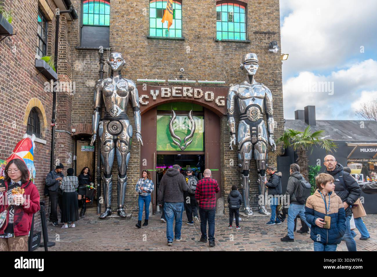 Cyberdog, eine Trance-Musik- und Cyber-Bekleidungskette in Camden Market, Camden Town, London, England, Großbritannien, an einem geschäftigen Tag Stockfoto