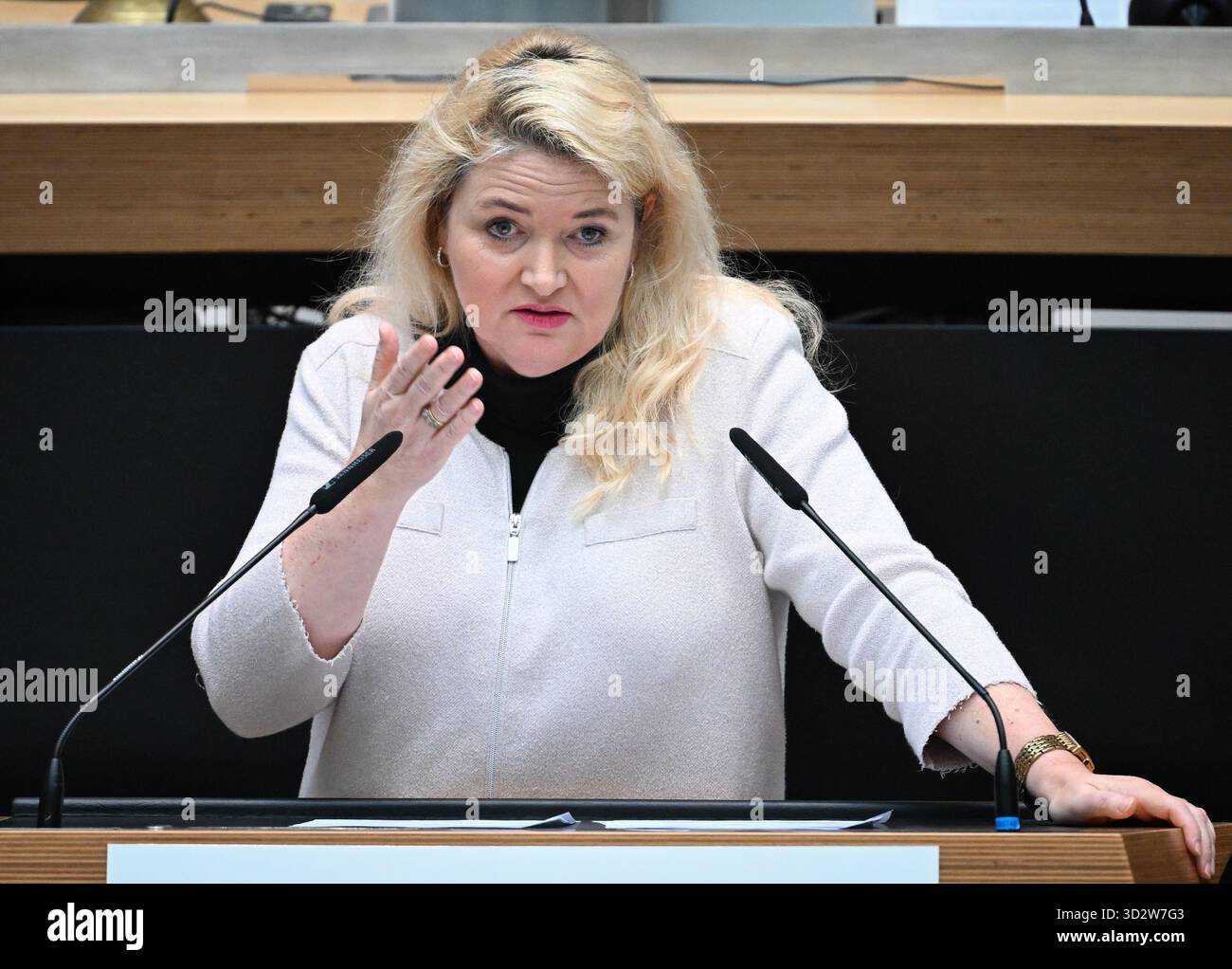 Berlin, Deutschland. November 2025. Kristin Brinker, Vorsitzende der AfD-Fraktion in Berlin, spricht während der Sondersitzung des Repräsentantenhauses. Auf der Tagesordnung steht auch die Erörterung eines Gesetzes zur Anpassung an den Klimawandel. Quelle: Soeren Stache/dpa/Alamy Live News Stockfoto
