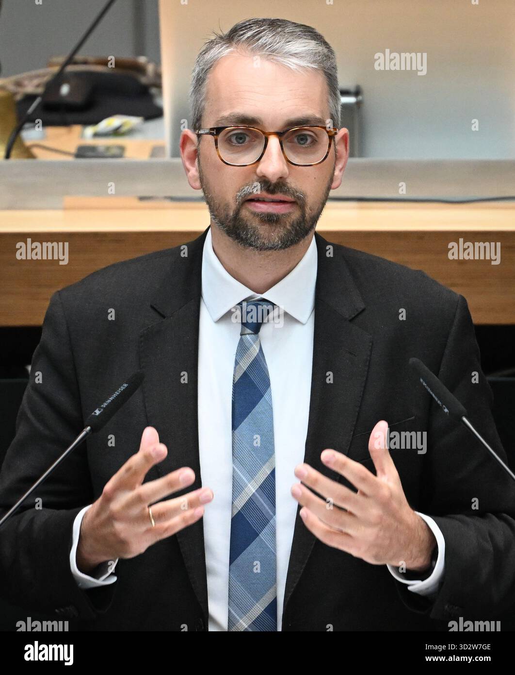 Berlin, Deutschland. November 2025. Alexander Bertram (AfD) spricht während der Sondersitzung des Repräsentantenhauses. Spricht während der Sondersitzung des Repräsentantenhauses. Auf der Tagesordnung steht die Diskussion über ein Gesetz zur Anpassung an den Klimawandel. Quelle: Soeren Stache/dpa/Alamy Live News Stockfoto