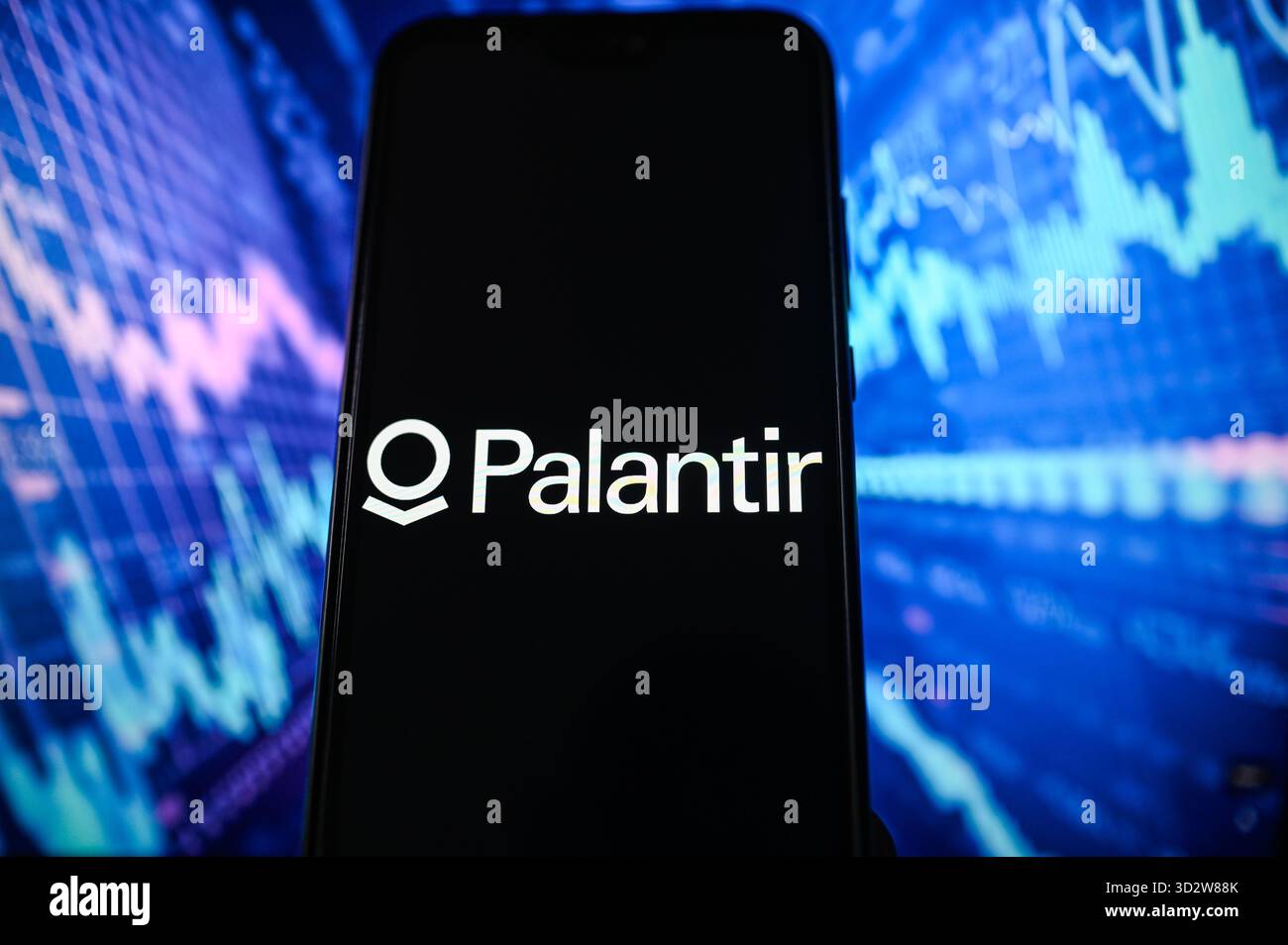 Polen. November 2025. In dieser Fotoabbildung wird auf einem Smartphone ein Palantir-Logo mit Aktienmarktanteilen im Hintergrund angezeigt. (Foto von Omar Marques/SOPA Images/SIPA USA) *** ausschließlich für redaktionelle Nachrichten *** Credit: SIPA USA/Alamy Live News Stockfoto