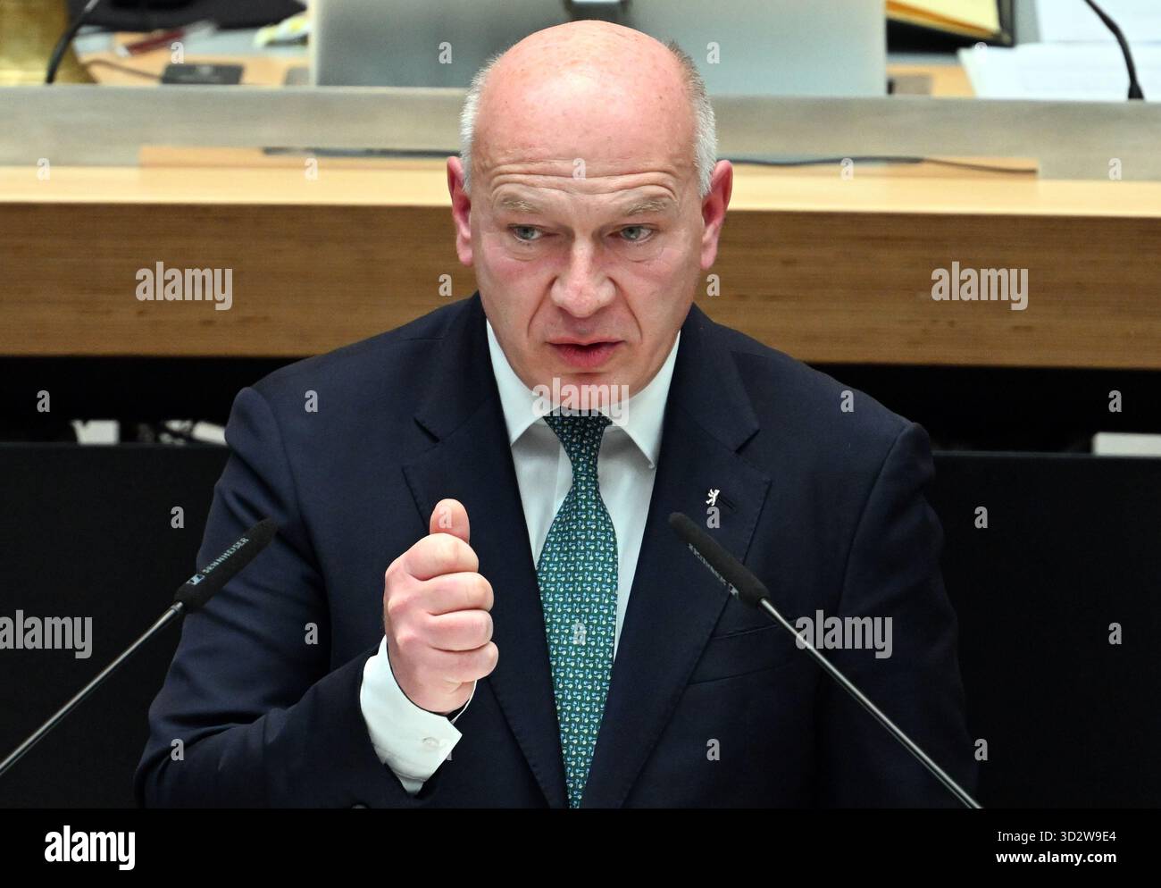 Berlin, Deutschland. November 2025. Kai Wegner (CDU), der regierende Bürgermeister Berlins, spricht während der Sondersitzung des Repräsentantenhauses. Auf der Tagesordnung steht auch die Erörterung eines Gesetzes zur Anpassung an den Klimawandel. Quelle: Soeren Stache/dpa/Alamy Live News Stockfoto