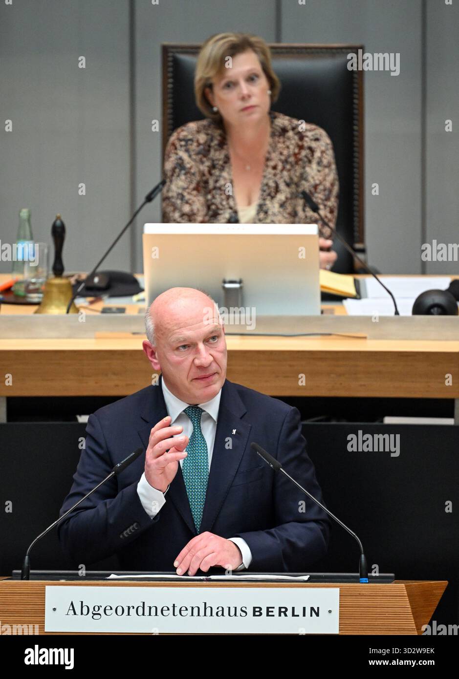 Berlin, Deutschland. November 2025. Kai Wegner (CDU), Regierender Bürgermeister Berlins, spricht während der Sondersitzung des Repräsentantenhauses. Cornelia Seibeld (CDU), Präsidentin des Repräsentantenhauses, sitzt hinter ihm. Auf der Tagesordnung steht die Diskussion über ein Gesetz zur Anpassung an den Klimawandel. Quelle: Soeren Stache/dpa/Alamy Live News Stockfoto